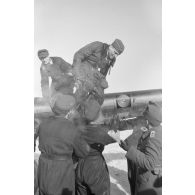 Accueil triomphal de Rudel et de son radio-mitrailleur à l'issue de leur 1000e mission aérienne.