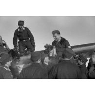 Accueil triomphal de Rudel et de son radio-mitrailleur à l'issue de leur 1000e mission aérienne.