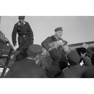 Accueil triomphal de Rudel et de son radio-mitrailleur à l'issue de leur 1000e mission aérienne.