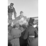 Accueil triomphal de Rudel et de son radio-mitrailleur à l'issue de leur 1000e mission aérienne.