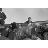 Accueil triomphal de Rudel et de son radio-mitrailleur à l'issue de leur 1000e mission aérienne.