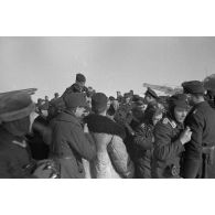 Accueil triomphal de Rudel et de son radio-mitrailleur à l'issue de leur 1000e mission aérienne.