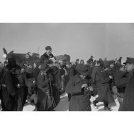 Accueil triomphal de Rudel et de son radio-mitrailleur à l'issue de leur 1000e mission aérienne.