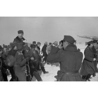 Accueil triomphal de Rudel et de son radio-mitrailleur à l'issue de leur 1000e mission aérienne.