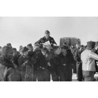 Accueil triomphal de Rudel et de son radio-mitrailleur à l'issue de leur 1000e mission aérienne.