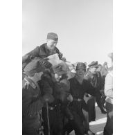 Accueil triomphal de Rudel et de son radio-mitrailleur à l'issue de leur 1000e mission aérienne.