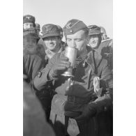 Pour célébrer le retour de la 1000e mission aérienne, Rudel boit dans une coupe baptisée "Ehrenpokal der Luftwaffe".