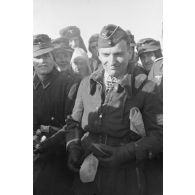 Pour célébrer le retour de la 1000e mission aérienne, Rudel boit dans une coupe baptisée "Ehrenpokal der Luftwaffe".