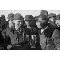 Pour célébrer le retour de la 1000e mission aérienne, Rudel et son radio-mitrailleur Erwin Hentschel boivent dans une coupe baptisée "Ehrenpokal der Luftwaffe".