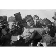 En signe de porte chance, un cochon (porc) est offert à Rudel et à son radio-mitrailleur Erwin Hentschel .