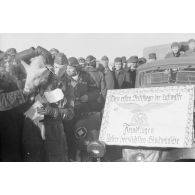 En signe de porte chance, un cochon (porc) est offert à Rudel et à son radio-mitrailleur.