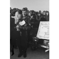 En signe de porte chance, un cochon (porc) est offert à Rudel et à son radio-mitrailleur.