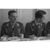 Le lieutenant Hans-Ulrich Rude et le capitaine Götz-Peter Vollmer du Stg 2 « Immelmann » (Sturzkampfgeschwader 2).