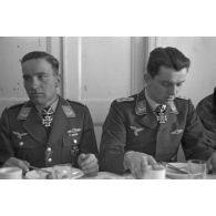 Le lieutenant Hans-Ulrich Rude et le capitaine Götz-Peter Vollmer du Stg 2 « Immelmann » (Sturzkampfgeschwader 2).