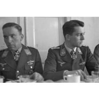 Le lieutenant Hans-Ulrich Rude et le capitaine Götz-Peter Vollmer du Stg 2 « Immelmann » (Sturzkampfgeschwader 2).
