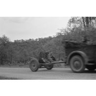 Une Horch Kfz.15 tractant un canon 3,7 cm Pak 36/37 passe devant le reporter Hans Theyer de la 4e compagnie de propagande de l'armée de l'air allemande.