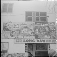 Affiches de films au cinéma Cathay à Saigon.