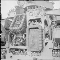 Arrivée à Saigon du navire américain Menard transportant des réfugiés du Nord-Vietnam dans le cadre de l'opération Passage to freedom.