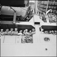 Arrivée à Saigon du navire américain Menard transportant des réfugiés du Nord-Vietnam dans le cadre de l'opération Passage to freedom.