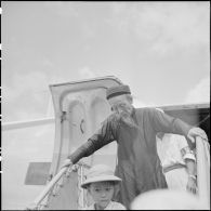 Arrivée à Tan Son Nhut par le pont aérien de réfugiés nord-vietnamiens.