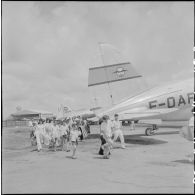 Arrivée à Tan Son Nhut par le pont aérien de réfugiés nord-vietnamiens.
