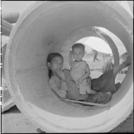 Des enfants dans un camp de réfugiés nord-vietnamiens en cours de construction dans les environs de Saigon.