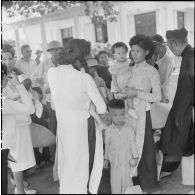 Des réfugiés nord-vietnamiens attendent d'embarquer dans des camions à l'aéroport de Tan Son Nhut.