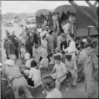 Des réfugiés nord-vietnamiens attendent d'embarquer dans des camions à l'aéroport de Tan Son Nhut.