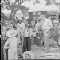 Des réfugiés nord-vietnamiens attendent d'embarquer dans des camions à l'aéroport de Tan Son Nhut.