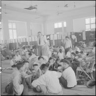 Les réfugiés nord-vietnamiens pris en charge dans le centre d'accueil rue du président Tinh à Saigon.