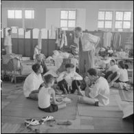 Les réfugiés nord-vietnamiens pris en charge dans le centre d'accueil rue du président Tinh à Saigon.