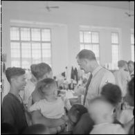 Les réfugiés nord-vietnamiens pris en charge dans le centre d'accueil rue du président Tinh à Saigon.