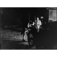 Moiremont, Marne, examen des papiers la nuit à l'entrée du village. [légende d'origine]