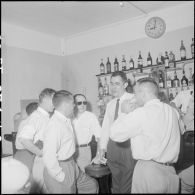 Départ de Saigon du journaliste Lucien Bodard, correspond de France-Soir.