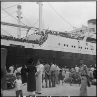 Départ des élèves de l'Ecole des Enfants de troupes de Dalat sur le Raymond Poincaré à destination de la France.