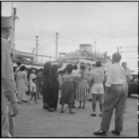 A quai, les familles adressent leurs adieux aux élèves de l'Ecole d'enfants de troupes de Dalat embarqués à bord du paquebot Raymond Poincaré à destination de la France.