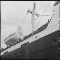 Les élèves de l'école d'Enfants de troupes de Dalat adressent leurs adieux aux familles depuis le paquebot Raymond Poincaré sur lequel ils ont embarqué pour la France.