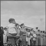 A quai, les familles adressent leurs adieux aux élèves de l'Ecole d'enfants de troupes de Dalat embarqués à bord du paquebot Raymond Poincaré à destination de la France.