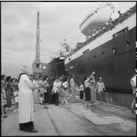 A quai, les familles adressent leurs adieux aux élèves de l'Ecole d'enfants de troupes de Dalat embarqués à bord du paquebot Raymond Poincaré à destination de la France.