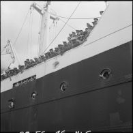 Les élèves de l'école d'Enfants de troupes de Dalat adressent leurs adieux aux familles depuis le paquebot Raymond Poincaré sur lequel ils ont embarqué pour la France.