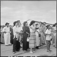A quai, les familles adressent leurs adieux aux élèves de l'Ecole d'enfants de troupes de Dalat embarqués à bord du paquebot Raymond Poincaré à destination de la France.