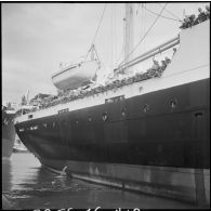 Les élèves de l'école d'Enfants de troupes de Dalat adressent leurs adieux aux familles depuis le paquebot Raymond Poincaré sur lequel ils ont embarqué pour la France.