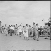 A quai, les familles adressent leurs adieux aux élèves de l'Ecole d'enfants de troupes de Dalat embarqués à bord du paquebot Raymond Poincaré à destination de la France.