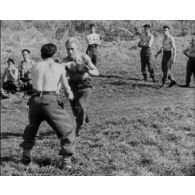 Entraînement des FFL en Angleterre ; arrivée du général de Gaulle en France le 14 juin 1944 ; usine d'aviation britannique.