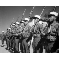 Troupes coloniales et Légion étrangère de l'armée d'Afrique en Algérie.