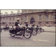 Défilé monté lors de la cérémonie du 14 juillet 1977 place Joffre devant l'Ecole militaire. Passage de l'escadron de motocyclistes de la gendarmerie départementale.