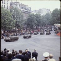 Défilé motorisé lors de la cérémonie du 14 juillet 1979 à la Bastille. Passage du drapeau et sa garde du 153e régiment d’infanterie (153e RI) sur AMX 13 VTT et camions Mercedes Unimog 404  tractant des mortiers de 120 mm RT.