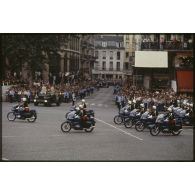 Défilé monté lors de la cérémonie du 14 juillet 1979 à la Bastille. Passage de l’escadron motocycliste de la gendarmerie départementale sur des motos BMW R60-7.