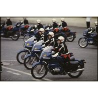 Défilé monté lors de la cérémonie du 14 juillet 1979 à la Bastille. Passage de l’escadron motocycliste de la gendarmerie départementale sur des motos BMW R60-7.