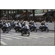 Défilé monté lors de la cérémonie du 14 juillet 1979 à la Bastille. Passage de l’escadron motocycliste de la gendarmerie départementale sur des motos BMW R60-7.